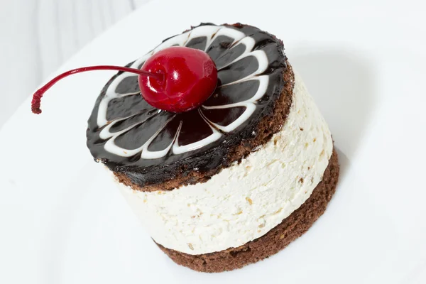 Kirazlı çikolatalı pasta.