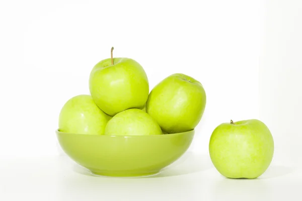 A plate of fresh green apples — Stock Photo, Image