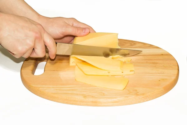 Processo de corte de queijo duro — Fotografia de Stock