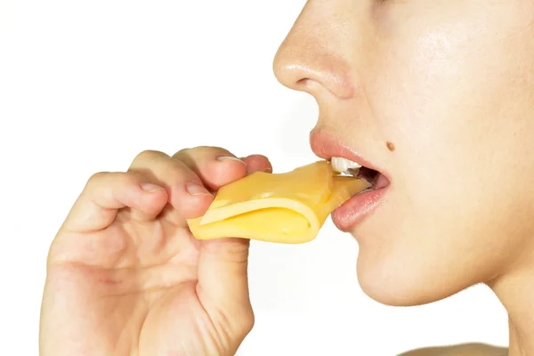 genç kadın peynir yeme