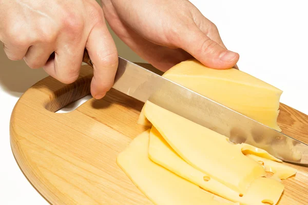 Processo de corte de queijo duro — Fotografia de Stock