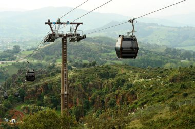 Cabarceno Doğa Parkında Cableway, Cantabria, İspanya.