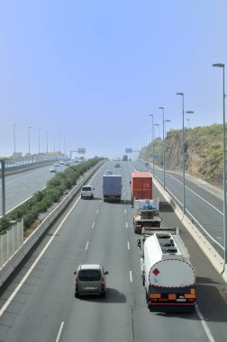 Otoyolda giden birkaç kamyon ve diğer araçlar..