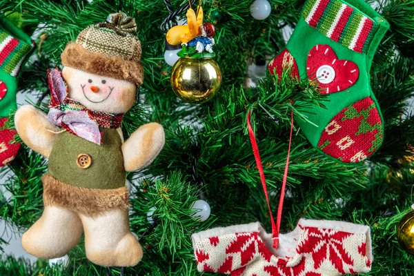 Ağaçtaki Noel süsleri