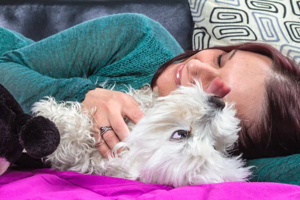 Kadın köpeğini yalan