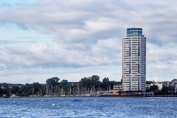 Starożytnej katedrze z zegarem — Zdjęcie stockowe