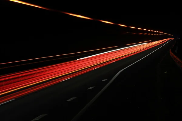 Barevné pruhy světla na silnici — Stock fotografie