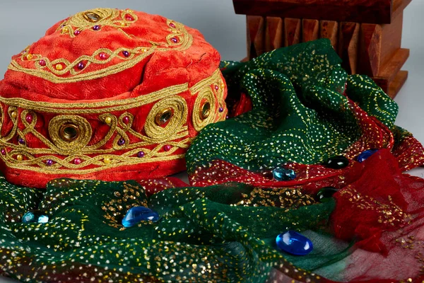 Maghreb şapkaları ve çeşitli renkli kristaller.