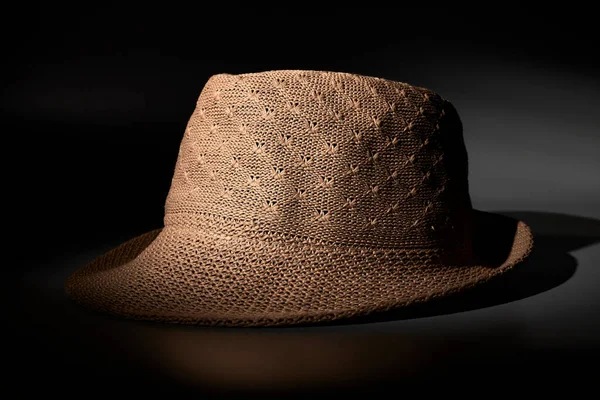 暮色中的男人或女人的帽子 — 图库照片