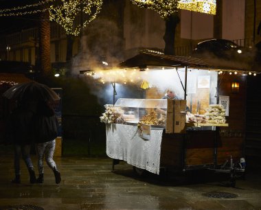 Santiago de Compostela (İspanya), 4 Aralık 2020. Churros bir Noel pazarında tezgah açıyor. Churro, 