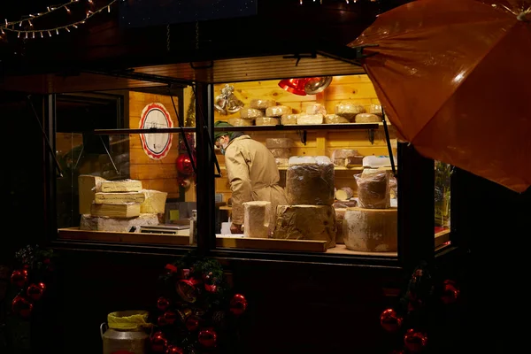 Santiago de Compostela (İspanya), 4 Aralık 2020. Noel pazarında peynir tezgahı. KOVID-19 kısıtlamalarına rağmen, sokak tezgahlarında hediyeler ve tipik Noel ürünleri satın alabilirsiniz..