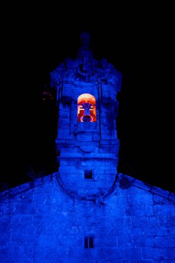 Santiago de Compostela (İspanya), 23 Aralık 2020. San Flix Kilisesi. Şehrin 12. yüzyıldan kalma ve 18. yüzyılda yenilenmiş en eski şehri. Polikrom timpanum, 1316 'da yapılan Magi' ye Tapma 'yı temsil eder..