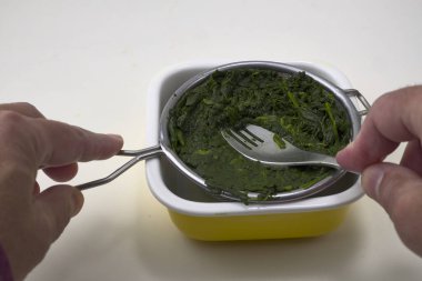 Süzgeç ve ıspanakla kase