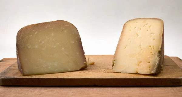 Dois Pedaços Queijo Francês Numa Tábua Madeira — Fotografia de Stock