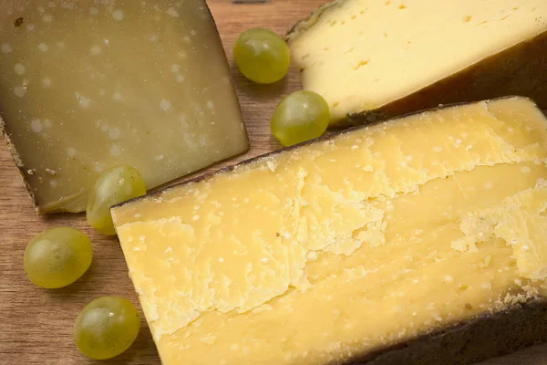 Fromage Français Raisins Sur Une Planche Bois — Photo