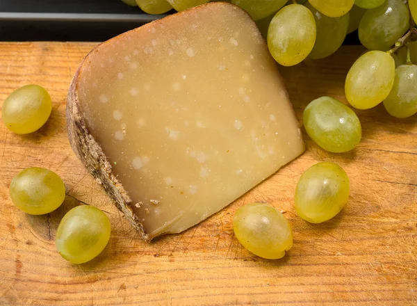 Fromage Français Raisins Sur Une Planche Bois — Photo