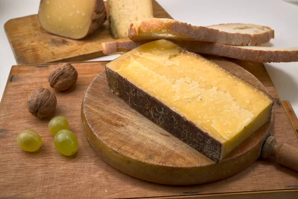 Fromage Français Noix Sur Une Planche Bois — Photo