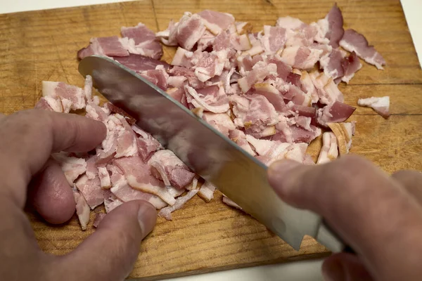 Mains Homme Coupant Bacon Sur Une Planche Bois — Photo