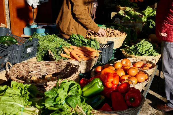 Markette satılık sebzeler.