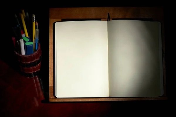 Cuaderno Con Páginas Blanco Atril — Foto de Stock