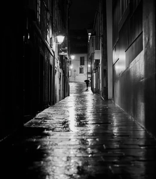 Riflessioni Una Strada Solitaria Santiago Compostela Una Notte Pioggia — Foto Stock