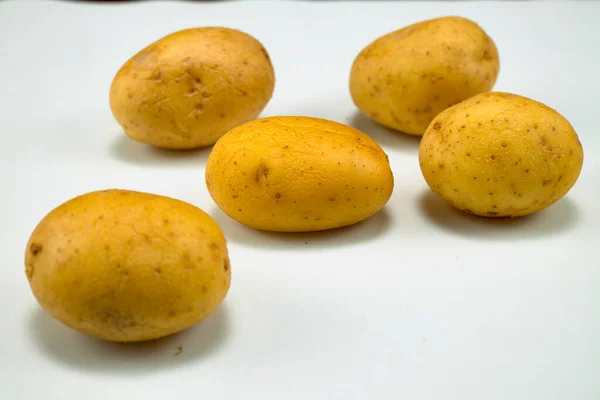 Kilka Małych Ziemniaków Stole — Zdjęcie stockowe