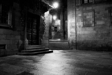 Yağmurlu bir gecede Santiago de Compostela 'daki ıssız bir sokakta yansımalar