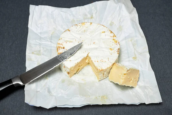 Pedaço Queijo Camembert Uma Faca — Fotografia de Stock