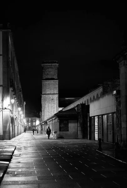 Yağmurlu bir gecede Santiago de Compostela 'daki ıssız bir sokakta yansımalar