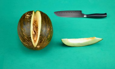 Kavun, bir parça kavun ve bir bıçak.