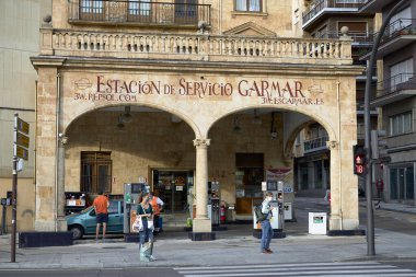 Salamanca (İspanya), 29 Eylül 2020. Şehir merkezindeki eski benzin istasyonu. Salamanca, Castilla y Len bölgesinde bir üniversite şehridir..