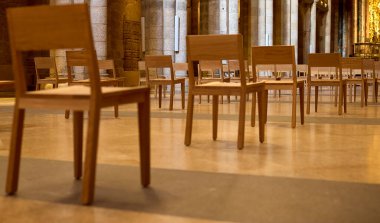 Bakış açısına göre birkaç tahta sandalye. Büyük bir odaya yerleştiriliyorlar.