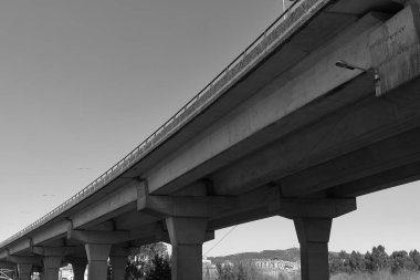 Yolun dibinden bir otoyol manzarası