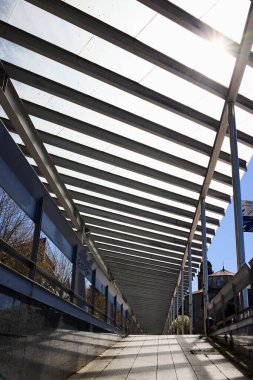 Santiago de Compostela (İspanya), 17 Mart 2021. Tenteli bir sokak. Bu şehir UNESCO 'nun Dünya Mirası Bölgesi