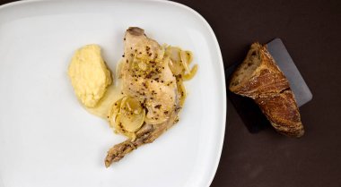 Hardallı tavşan budu, patates püresi ve ekmek.