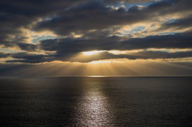İspanya 'nın Atlantik kıyısında bir bahar öğleden sonrasında gün batımı