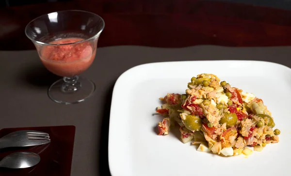 Salatring Mit Einem Schuss Gazpacho Und Brotspitzen — Stockfoto