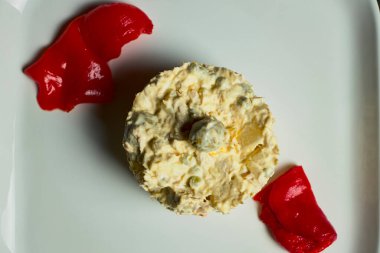 Salata tabağı, İspanya 'da Rus salatası deniyor. Yumurta, patates, ton balığı, bezelye, havuç, soğan, biber ve mayonez var..