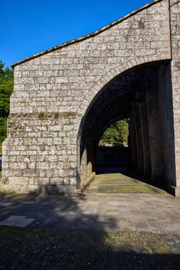 Kilisenin eğimli duvarını desteklemek için uçan payandalar.