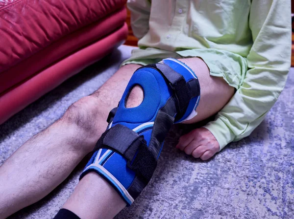 Menisküs için ortopedik protez takıldı. Dizkapağını hareketsiz hale getirmeye yarar