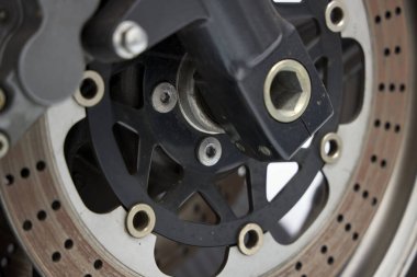 Motosiklet diski fren ayarı ve ön tekerlek merkezi