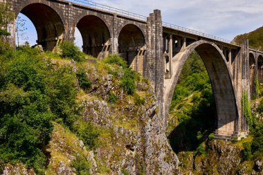 Tren için eski taş köprü. 
