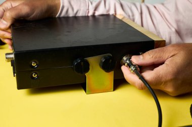 Adamın eli bir radyo istasyonunun mikrofonunu yerleştiriyor.