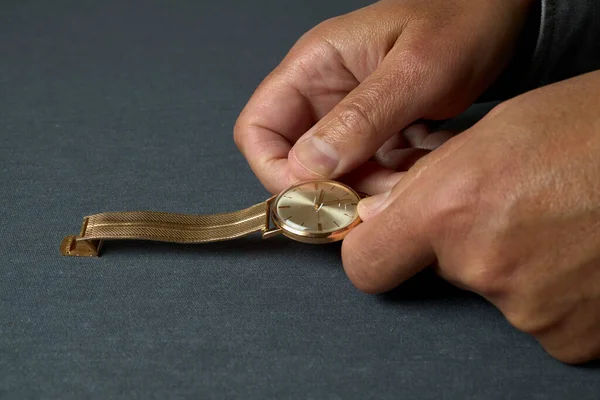 Handen Van Een Man Die Een Oud Gouden Horloge Opwindt — Stockfoto