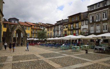 Guimaraes (Portekiz), 19 Haziran 2021. Okuma odası. Genel olarak, küresel okur-yazarlık oranı yüksektir. En az 15 yaşındaki tüm erkek ve kadınların okuma yazma bilme oranı% 86.3..
