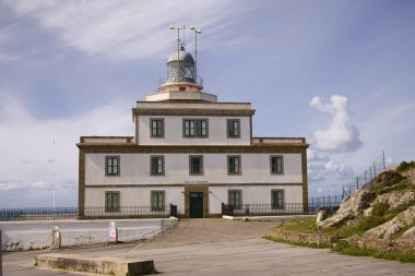 Finisterre (İspanya), 12 Haziran 2021. Efsanevi Finisterre Deniz Feneri 1853 yılında inşa edildi. Avrupa 'nın en batısındaki deniz feneri. Deniz feneri, Cape Finisterre 'ın zirvesinde, Ölüm Kıyısı' nda duruyor..