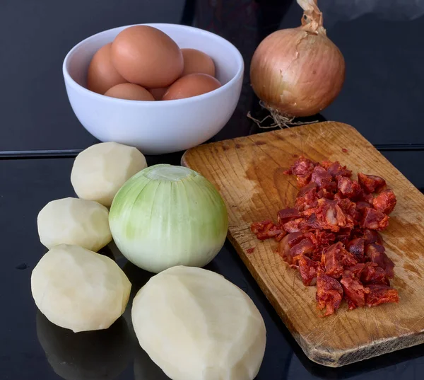 Ingredienser För Att Göra Spanska Omelett Eller Potatis Omelett Med — Stockfoto