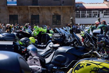 Motosikletlilerin konsantrasyonu. Farklı sınıflardan motosikletler ve kasklar.
