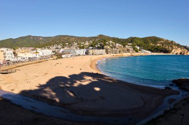 Tossa de Mar Plajı. Tossa de Mar (İspanya), 10 Ocak 2026. Burası İspanya 'nın kuzeydoğusunda yer alan Katalonya bölgesindeki Girona eyaletinde yer alan Kosta Brava' da popüler bir turistik kasabadır..