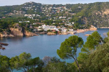 Aiguablava 'nın panoramik manzarası. Bu Akdeniz kıyısındaki Girona (Katalonya) bölgesindeki Costa Brava 'da yer alan bir kasabadır. İspanya 'nın en popüler turizm merkezlerinden biridir..
